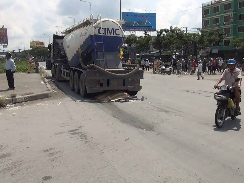 Lực lượng chức năng nhanh chóng có mặt tiến hành khám nghiệm, điều tra nguyên nhân.